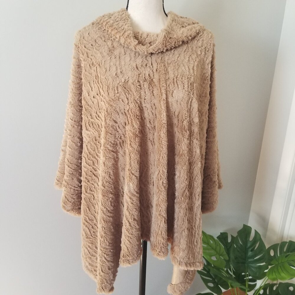 Faux fur poncho O/S